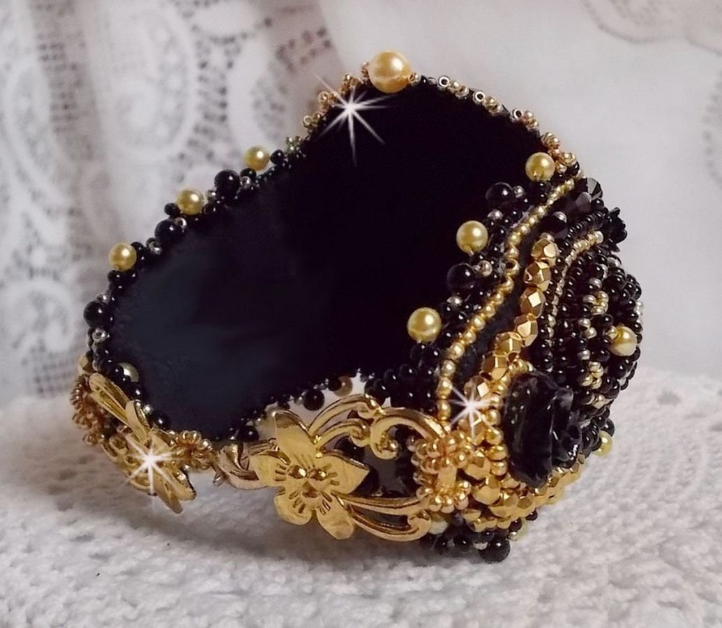 Cleopatra mansjett armbånd brodert med svart onyx, Swarovski krystaller og frø perler