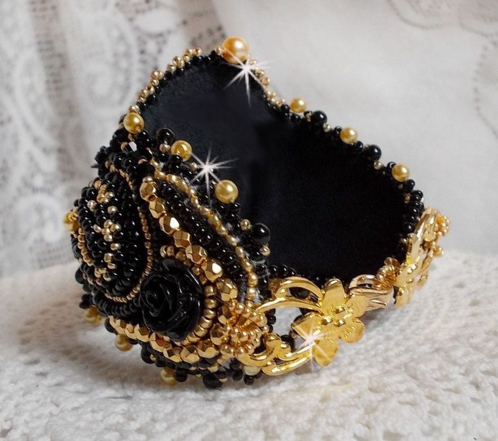 Cleopatra mansjett armbånd brodert med svart onyx, Swarovski krystaller og frø perler