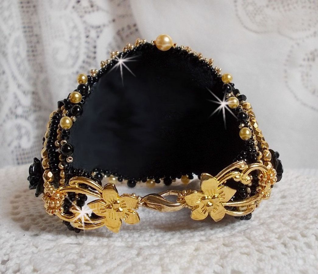Cleopatra mansjett armbånd brodert med svart onyx, Swarovski krystaller og frø perler