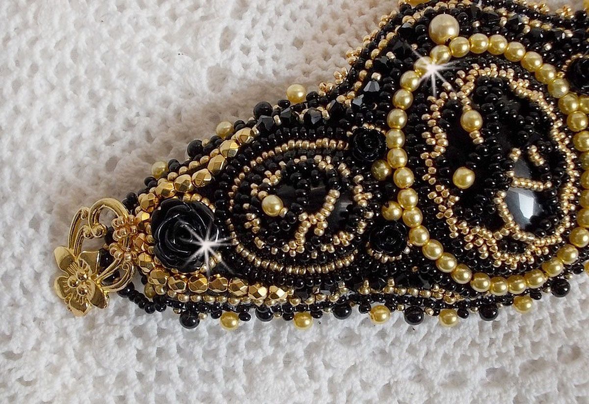 Cleopatra mansjett armbånd brodert med svart onyx, Swarovski krystaller og frø perler
