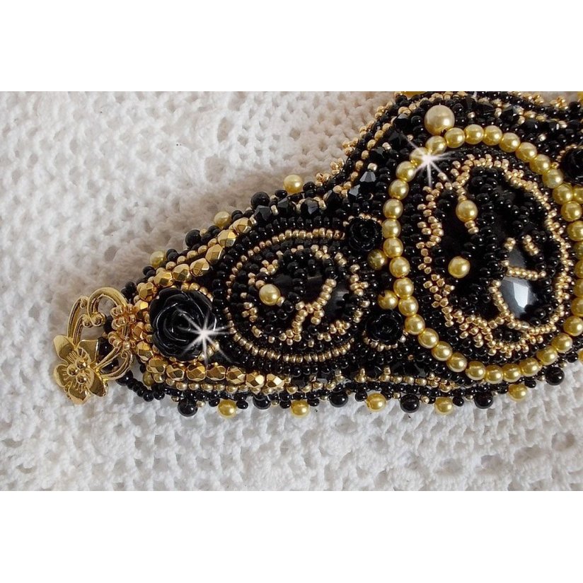Cleopatra mansjett armbånd brodert med svart onyx, Swarovski krystaller og frø perler