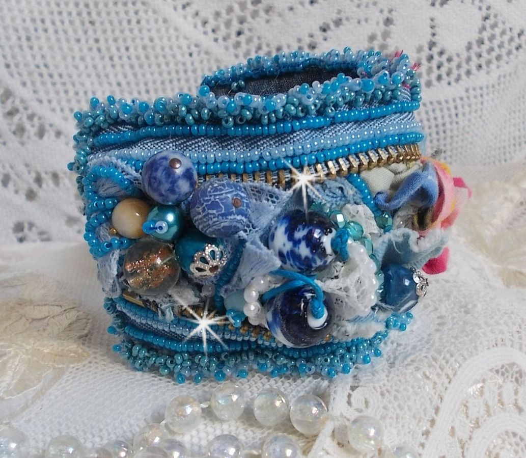 Far West mansjettarmbånd brodert med denimstoff, edelstenperler: Sodalitt, Agatha, keramiske perler, bøhmiske glassperler og frøperler