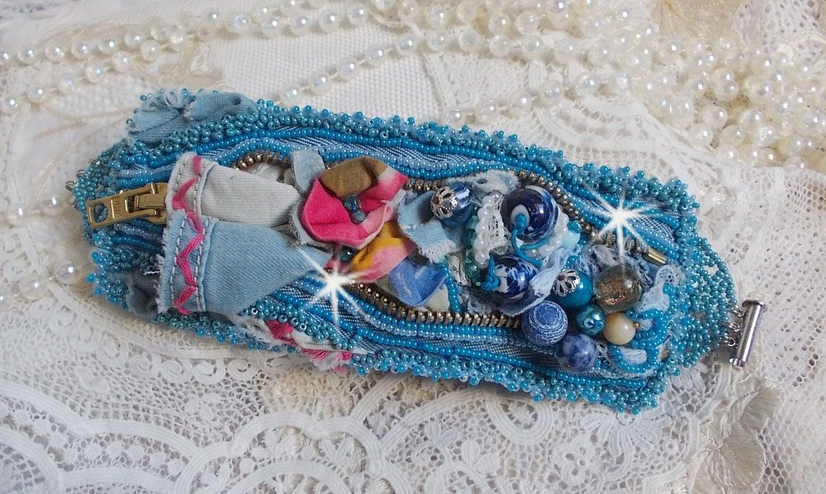 Far West mansjettarmbånd brodert med denimstoff, edelstenperler: Sodalitt, Agatha, keramiske perler, bøhmiske glassperler og frøperler