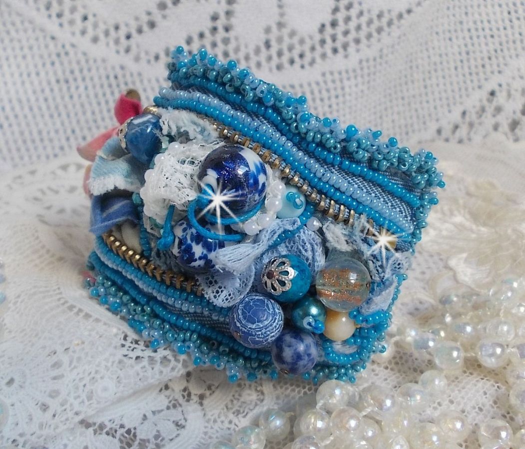 Far West mansjettarmbånd brodert med denimstoff, edelstenperler: Sodalitt, Agatha, keramiske perler, bøhmiske glassperler og frøperler