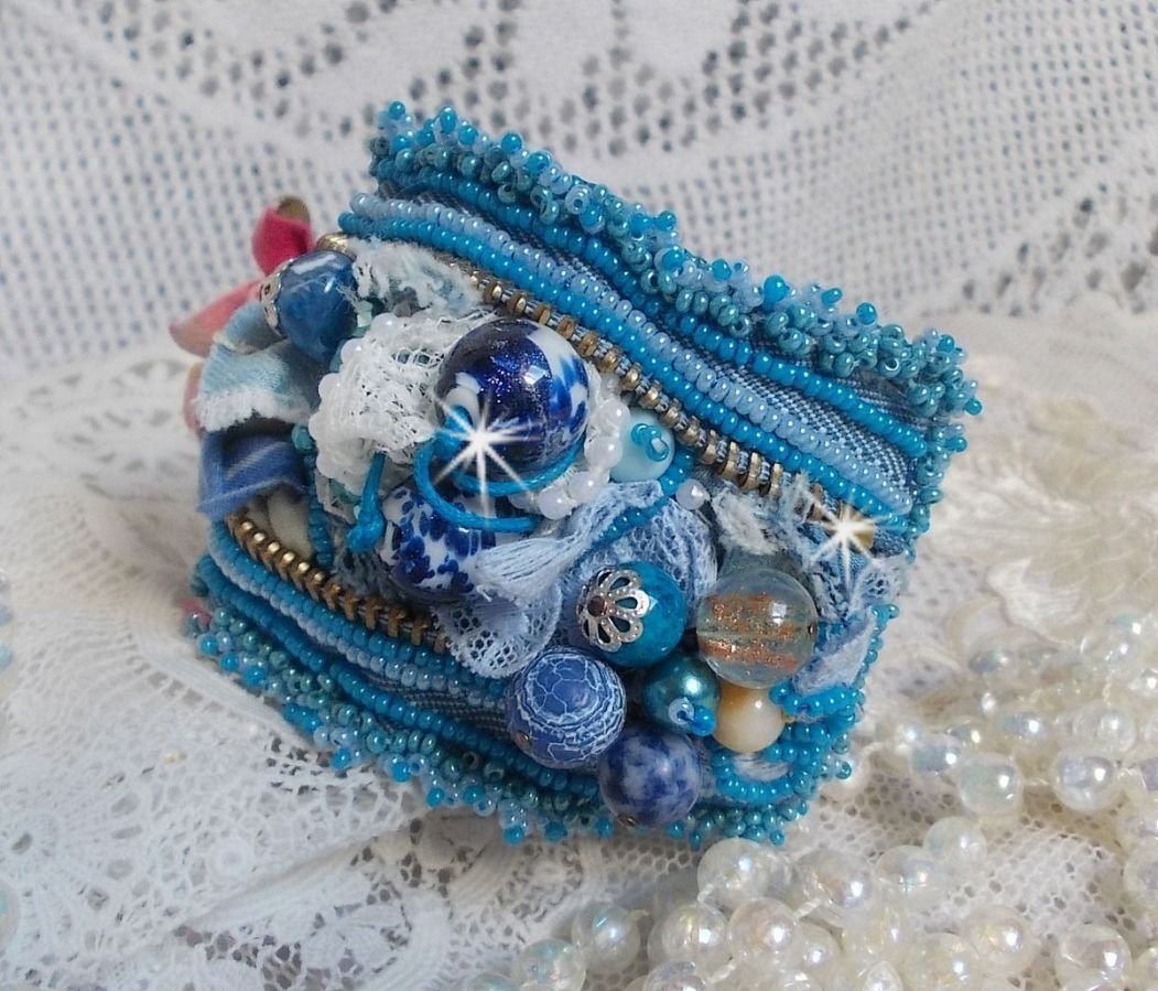 Far West mansjettarmbånd brodert med denimstoff, edelstenperler: Sodalitt, Agatha, keramiske perler, bøhmiske glassperler og frøperler