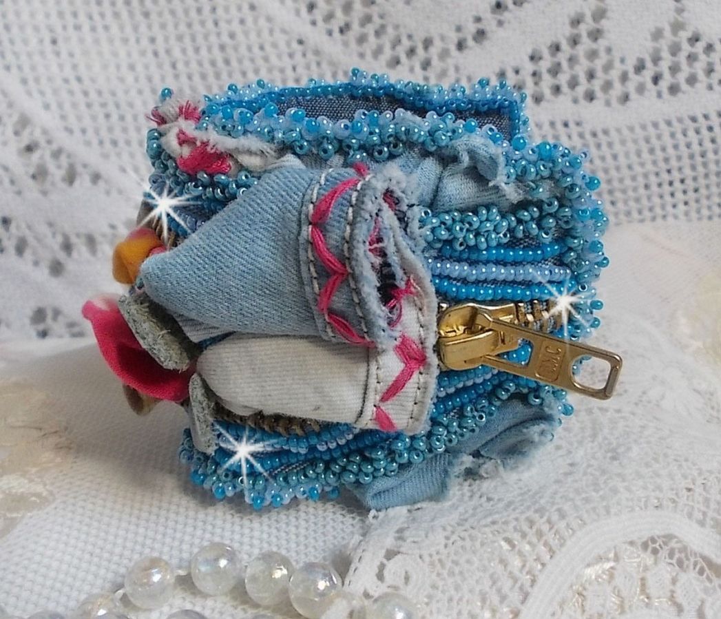 Far West mansjettarmbånd brodert med denimstoff, edelstenperler: Sodalitt, Agatha, keramiske perler, bøhmiske glassperler og frøperler