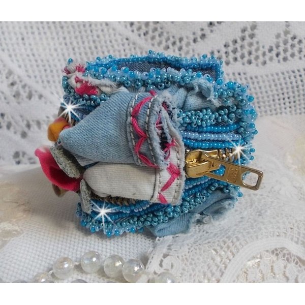 Far West mansjettarmb&aring;nd brodert med denimstoff, edelstenperler: Sodalitt, Agatha, keramiske perler, b&oslash;hmiske glassperler og fr&oslash;perler