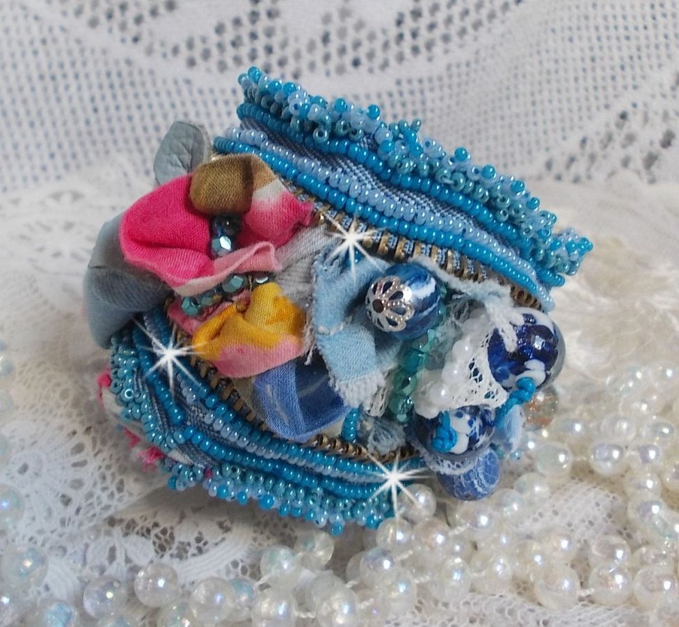Far West mansjettarmbånd brodert med denimstoff, edelstenperler: Sodalitt, Agatha, keramiske perler, bøhmiske glassperler og frøperler