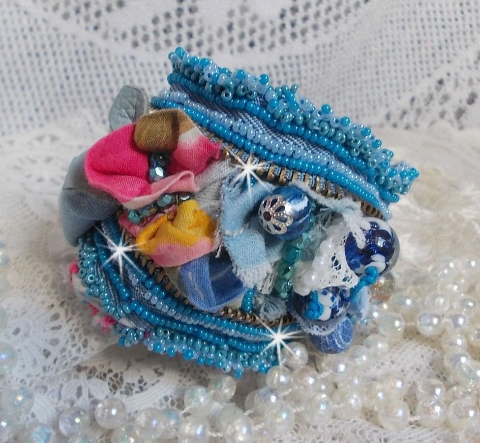 Far West mansjettarmbånd brodert med denimstoff, edelstenperler: Sodalitt, Agatha, keramiske perler, bøhmiske glassperler og frøperler