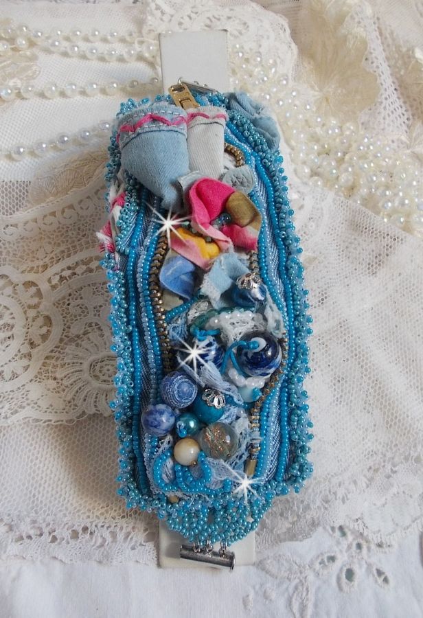 Far West mansjettarmbånd brodert med denimstoff, edelstenperler: Sodalitt, Agatha, keramiske perler, bøhmiske glassperler og frøperler