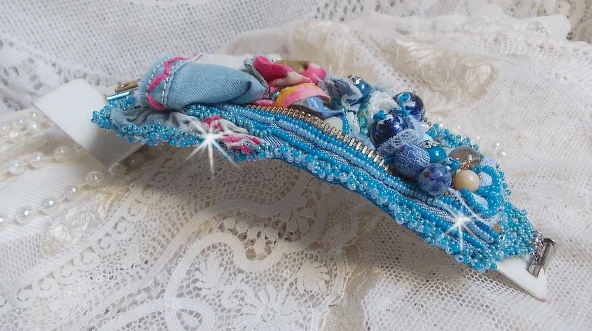 Far West mansjettarmbånd brodert med denimstoff, edelstenperler: Sodalitt, Agatha, keramiske perler, bøhmiske glassperler og frøperler