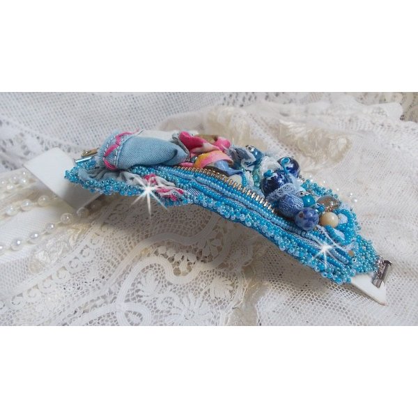 Far West mansjettarmbånd brodert med denimstoff, edelstenperler: Sodalitt, Agatha, keramiske perler, bøhmiske glassperler og frøperler