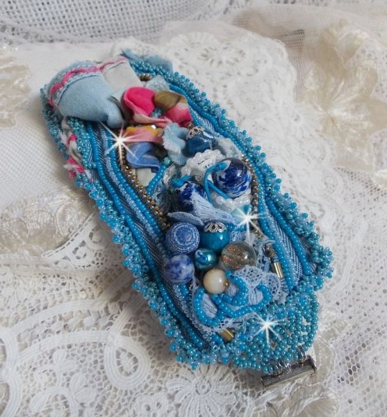 Far West mansjettarmb&aring;nd brodert med denimstoff, edelstenperler: Sodalitt, Agatha, keramiske perler, b&oslash;hmiske glassperler og fr&oslash;perler