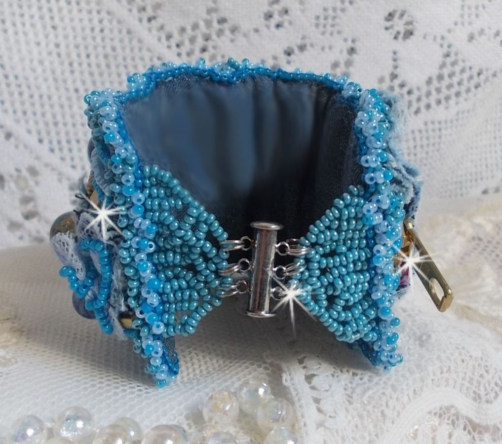 Far West mansjettarmbånd brodert med denimstoff, edelstenperler: Sodalitt, Agatha, keramiske perler, bøhmiske glassperler og frøperler