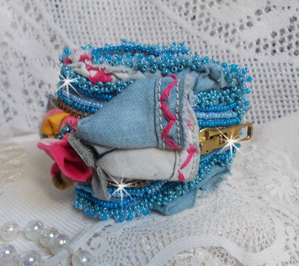 Far West mansjettarmbånd brodert med denimstoff, edelstenperler: Sodalitt, Agatha, keramiske perler, bøhmiske glassperler og frøperler