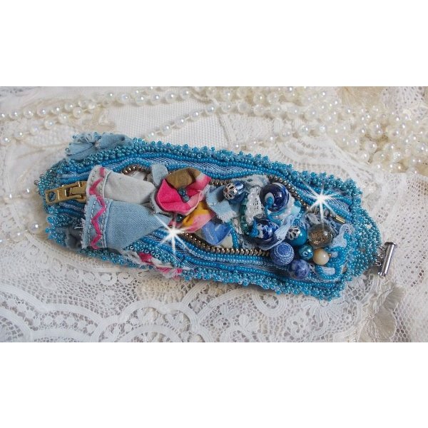 Far West mansjettarmbånd brodert med denimstoff, edelstenperler: Sodalitt, Agatha, keramiske perler, bøhmiske glassperler og frøperler