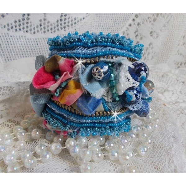 Far West mansjettarmb&aring;nd brodert med denimstoff, edelstenperler: Sodalitt, Agatha, keramiske perler, b&oslash;hmiske glassperler og fr&oslash;perler