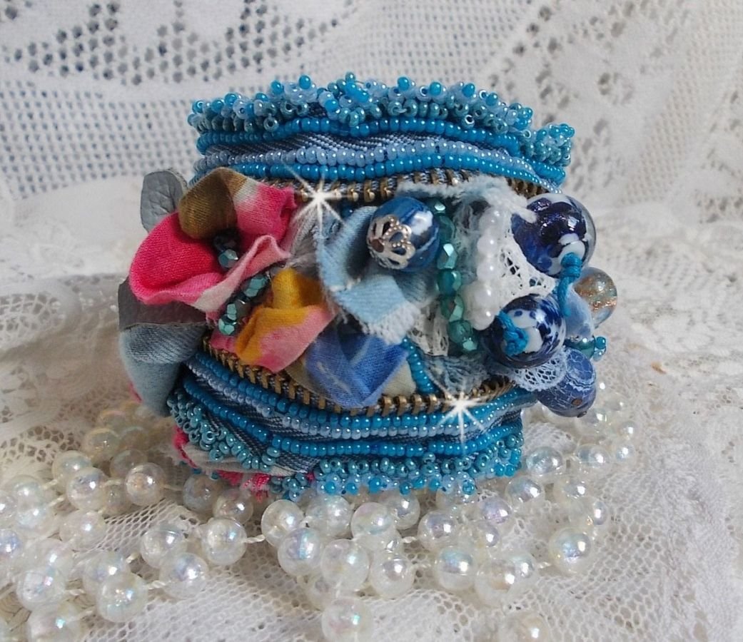 Far West mansjettarmbånd brodert med denimstoff, edelstenperler: Sodalitt, Agatha, keramiske perler, bøhmiske glassperler og frøperler