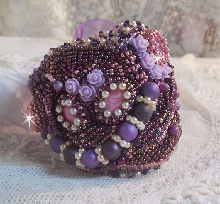 Kinesisk Purple Stone mansjettarmbånd brodert med fine steiner: Sugilitter, Swarovski-krystaller, frøperler og et lilla Organza-bånd