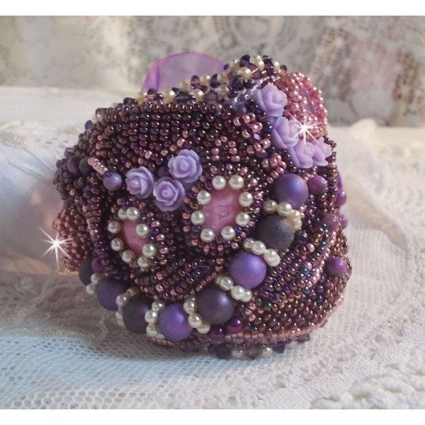 Kinesisk Purple Stone mansjettarmbånd brodert med fine steiner: Sugilitter, Swarovski-krystaller, frøperler og et lilla Organza-bånd