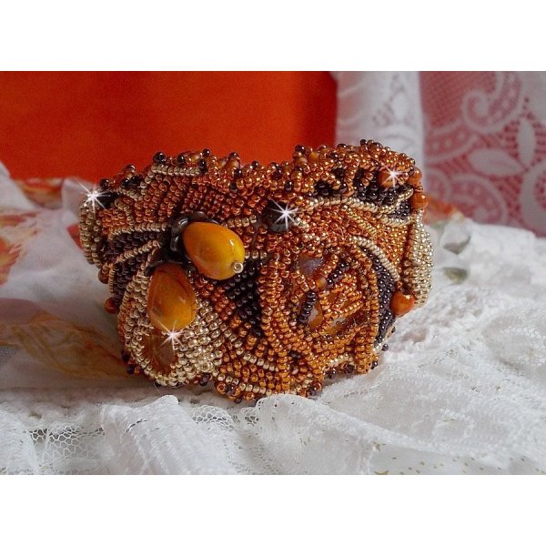 Dame i oransje mansjettarmbånd Haute-Couture brodert med Swarovski-krystaller og Miyuki frøperler.