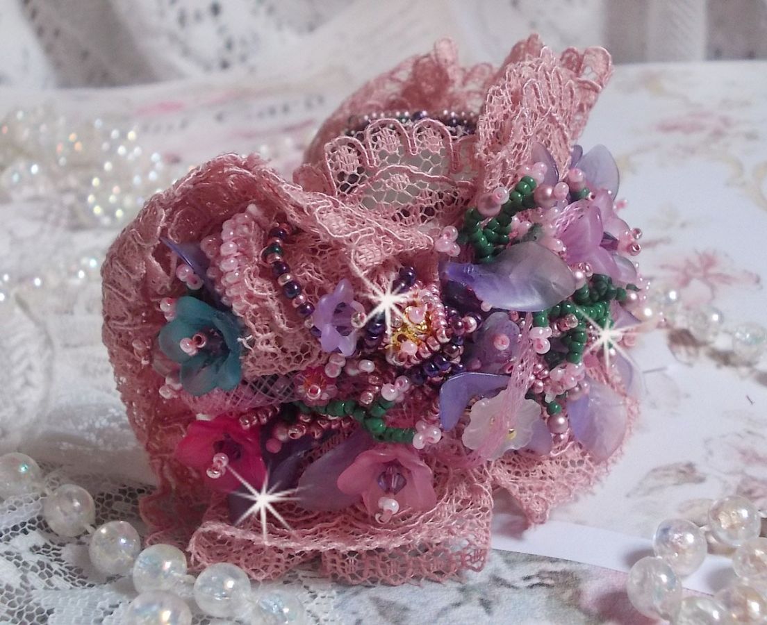 Jardin Poétique mansjettarmbånd brodert med Old Rose Antique blonder, Swarovski-krystaller, 18 og 24 karat gullbelagt tilbehør, perlemor, perler og frø perler