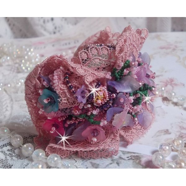 Jardin Po&eacute;tique mansjettarmb&aring;nd brodert med Old Rose Antique blonder, Swarovski-krystaller, 18 og 24 karat gullbelagt tilbeh&oslash;r, perlemor, perler og fr&oslash; perler