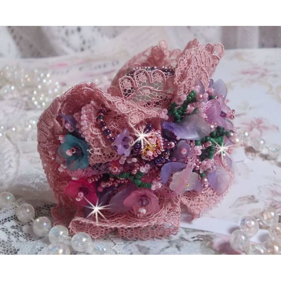 Jardin Poétique mansjettarmbånd brodert med Old Rose Antique blonder, Swarovski-krystaller, 18 og 24 karat gullbelagt tilbehør, perlemor, perler og frø perler