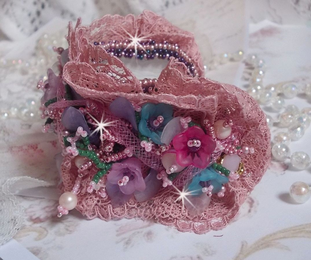 Jardin Poétique mansjettarmbånd brodert med Old Rose Antique blonder, Swarovski-krystaller, 18 og 24 karat gullbelagt tilbehør, perlemor, perler og frø perler