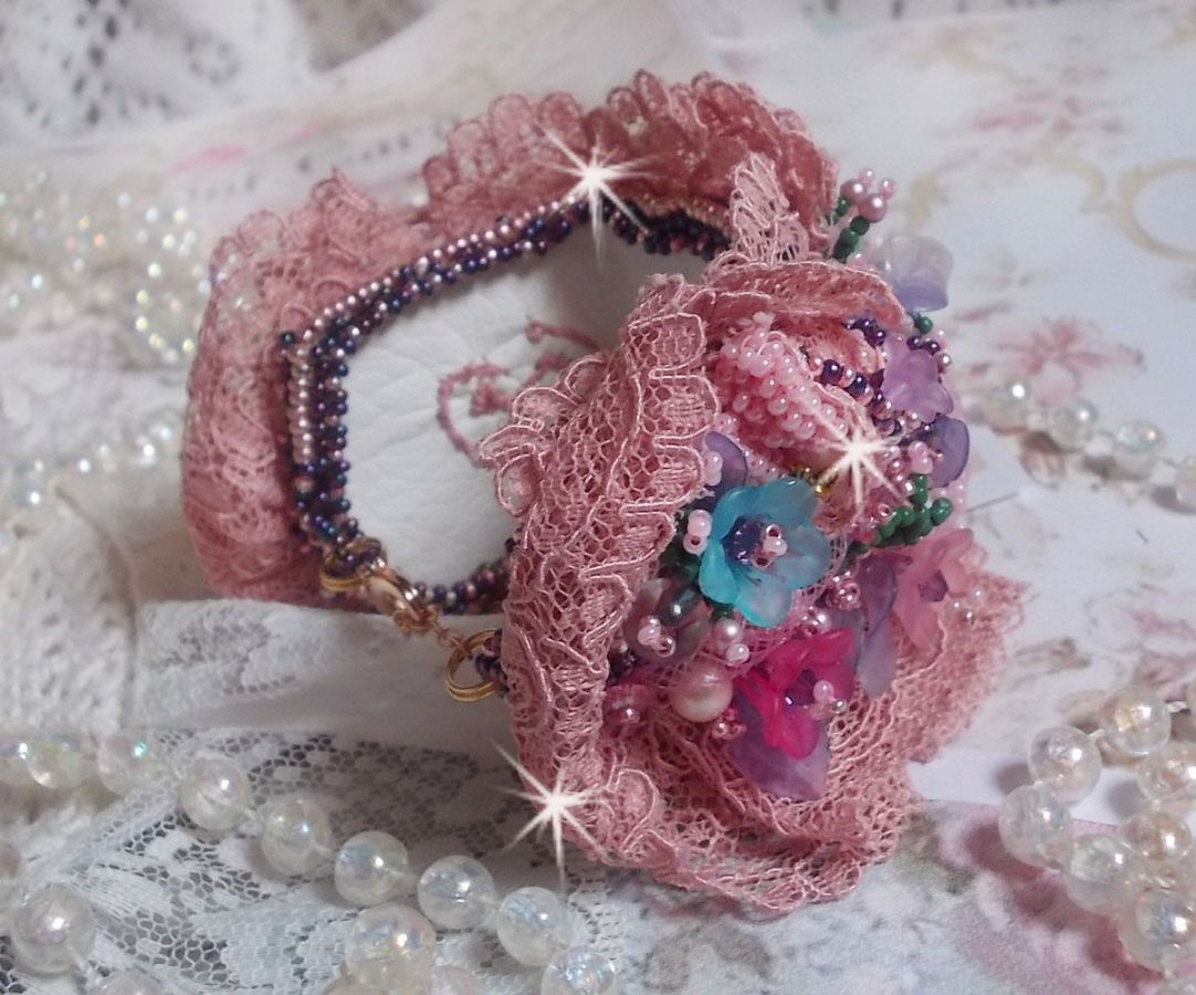 Jardin Poétique mansjettarmbånd brodert med Old Rose Antique blonder, Swarovski-krystaller, 18 og 24 karat gullbelagt tilbehør, perlemor, perler og frø perler