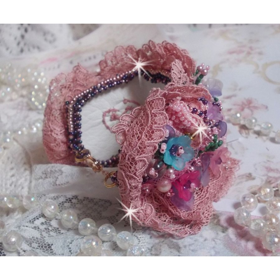 Jardin Poétique mansjettarmbånd brodert med Old Rose Antique blonder, Swarovski-krystaller, 18 og 24 karat gullbelagt tilbehør, perlemor, perler og frø perler