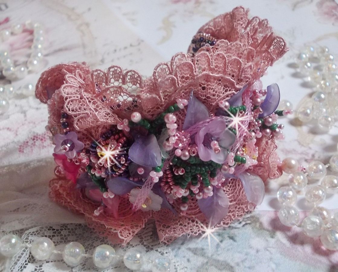 Jardin Poétique mansjettarmbånd brodert med Old Rose Antique blonder, Swarovski-krystaller, 18 og 24 karat gullbelagt tilbehør, perlemor, perler og frø perler
