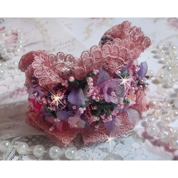 Jardin Po&eacute;tique mansjettarmb&aring;nd brodert med Old Rose Antique blonder, Swarovski-krystaller, 18 og 24 karat gullbelagt tilbeh&oslash;r, perlemor, perler og fr&oslash; perler