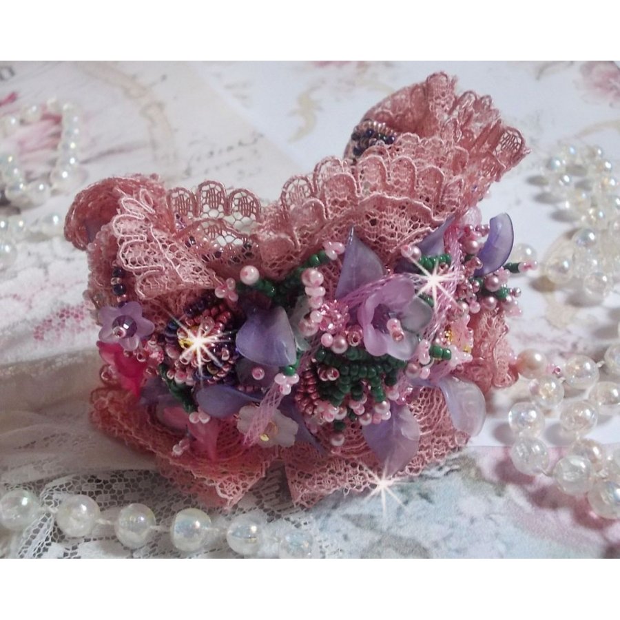 Jardin Poétique mansjettarmbånd brodert med Old Rose Antique blonder, Swarovski-krystaller, 18 og 24 karat gullbelagt tilbehør, perlemor, perler og frø perler