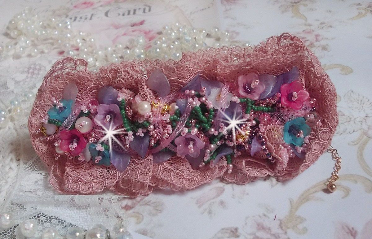 Jardin Poétique mansjettarmbånd brodert med Old Rose Antique blonder, Swarovski-krystaller, 18 og 24 karat gullbelagt tilbehør, perlemor, perler og frø perler