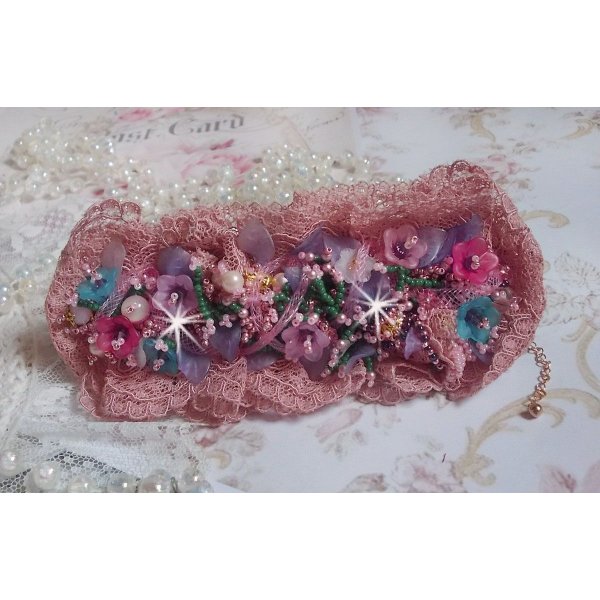 Jardin Poétique mansjettarmbånd brodert med Old Rose Antique blonder, Swarovski-krystaller, 18 og 24 karat gullbelagt tilbehør, perlemor, perler og frø perler