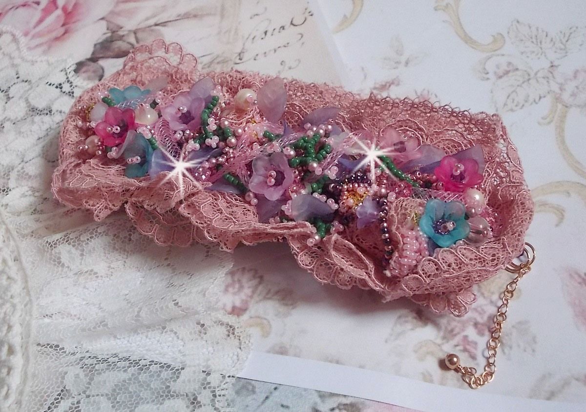 Jardin Poétique mansjettarmbånd brodert med Old Rose Antique blonder, Swarovski-krystaller, 18 og 24 karat gullbelagt tilbehør, perlemor, perler og frø perler