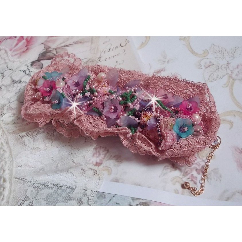 Jardin Poétique mansjettarmbånd brodert med Old Rose Antique blonder, Swarovski-krystaller, 18 og 24 karat gullbelagt tilbehør, perlemor, perler og frø perler