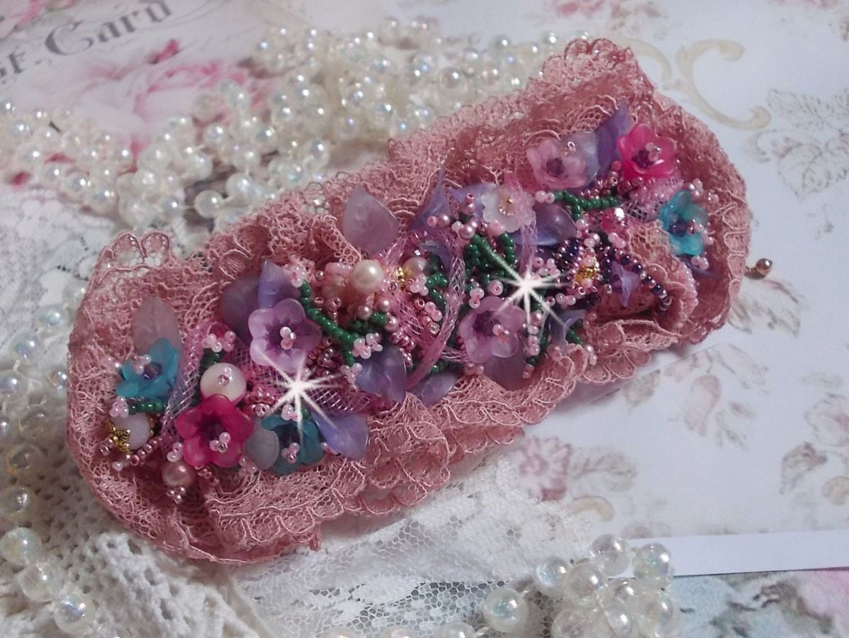 Jardin Poétique mansjettarmbånd brodert med Old Rose Antique blonder, Swarovski-krystaller, 18 og 24 karat gullbelagt tilbehør, perlemor, perler og frø perler