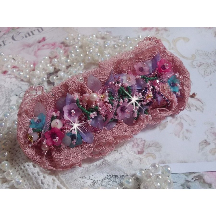 Jardin Poétique mansjettarmbånd brodert med Old Rose Antique blonder, Swarovski-krystaller, 18 og 24 karat gullbelagt tilbehør, perlemor, perler og frø perler