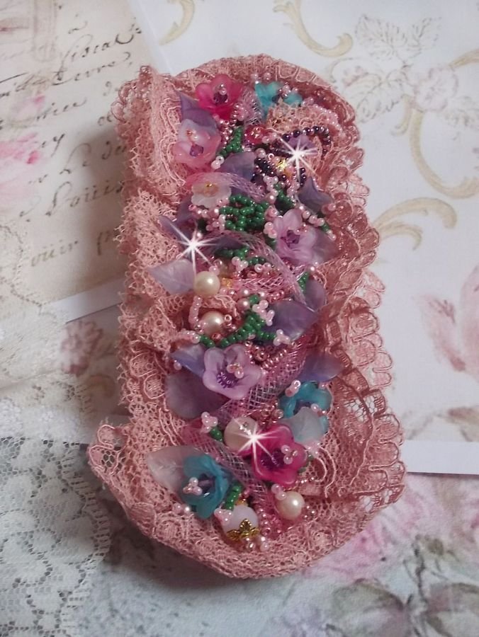 Jardin Poétique mansjettarmbånd brodert med Old Rose Antique blonder, Swarovski-krystaller, 18 og 24 karat gullbelagt tilbehør, perlemor, perler og frø perler