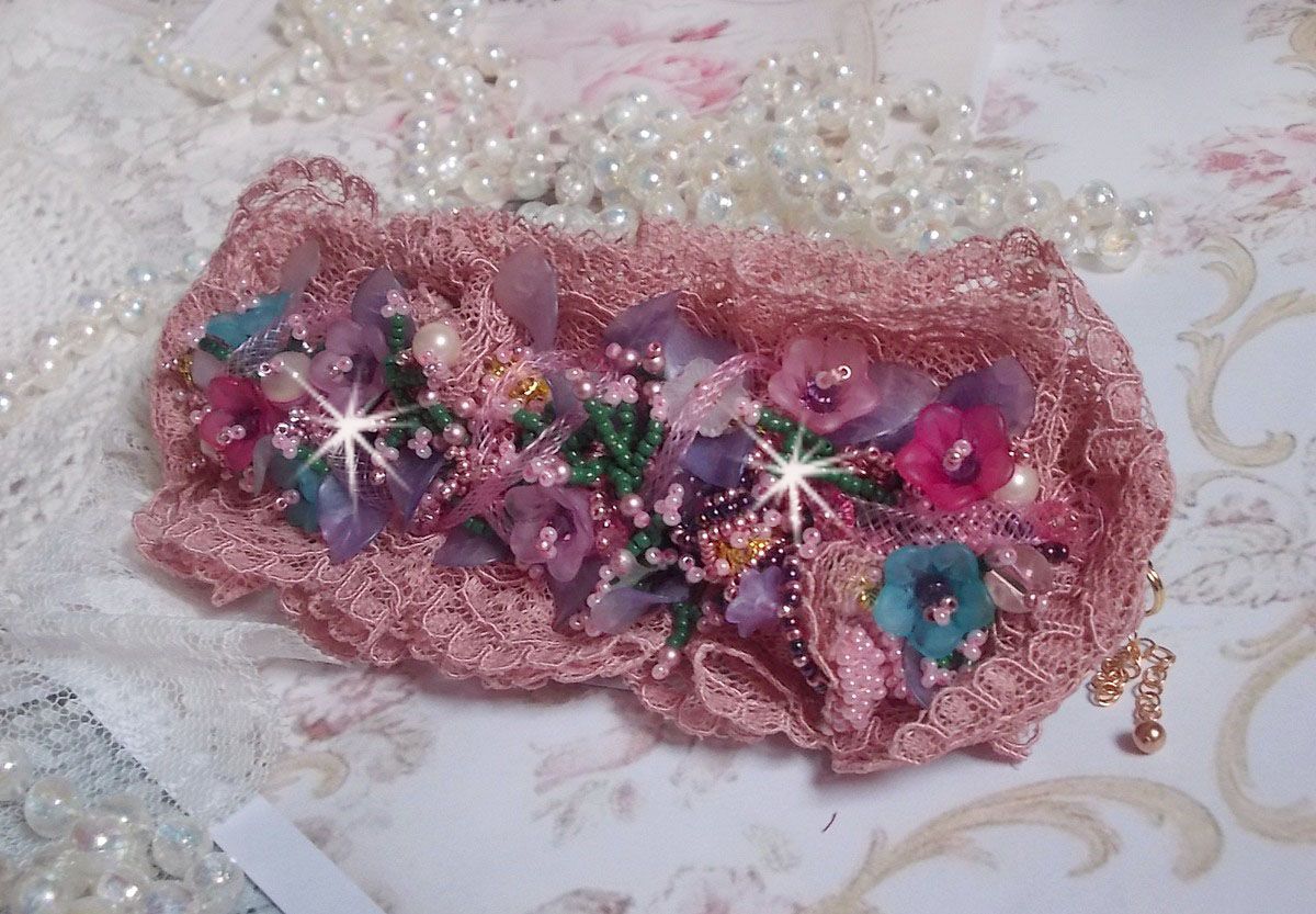 Jardin Poétique mansjettarmbånd brodert med Old Rose Antique blonder, Swarovski-krystaller, 18 og 24 karat gullbelagt tilbehør, perlemor, perler og frø perler