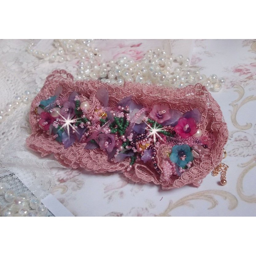 Jardin Poétique mansjettarmbånd brodert med Old Rose Antique blonder, Swarovski-krystaller, 18 og 24 karat gullbelagt tilbehør, perlemor, perler og frø perler