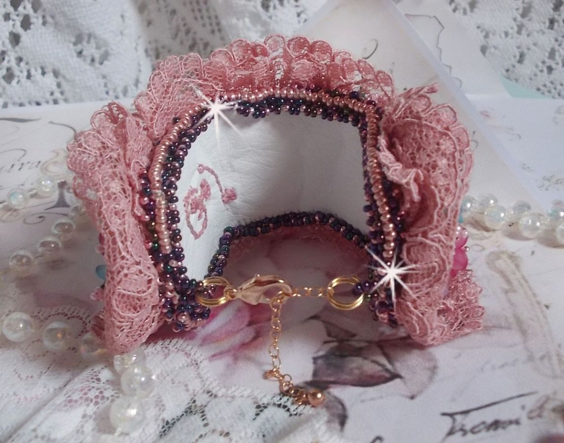 Jardin Poétique mansjettarmbånd brodert med Old Rose Antique blonder, Swarovski-krystaller, 18 og 24 karat gullbelagt tilbehør, perlemor, perler og frø perler