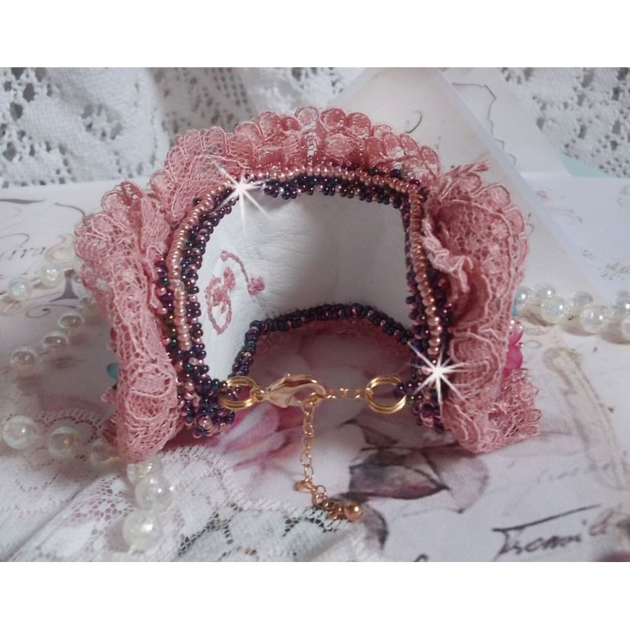 Jardin Poétique mansjettarmbånd brodert med Old Rose Antique blonder, Swarovski-krystaller, 18 og 24 karat gullbelagt tilbehør, perlemor, perler og frø perler