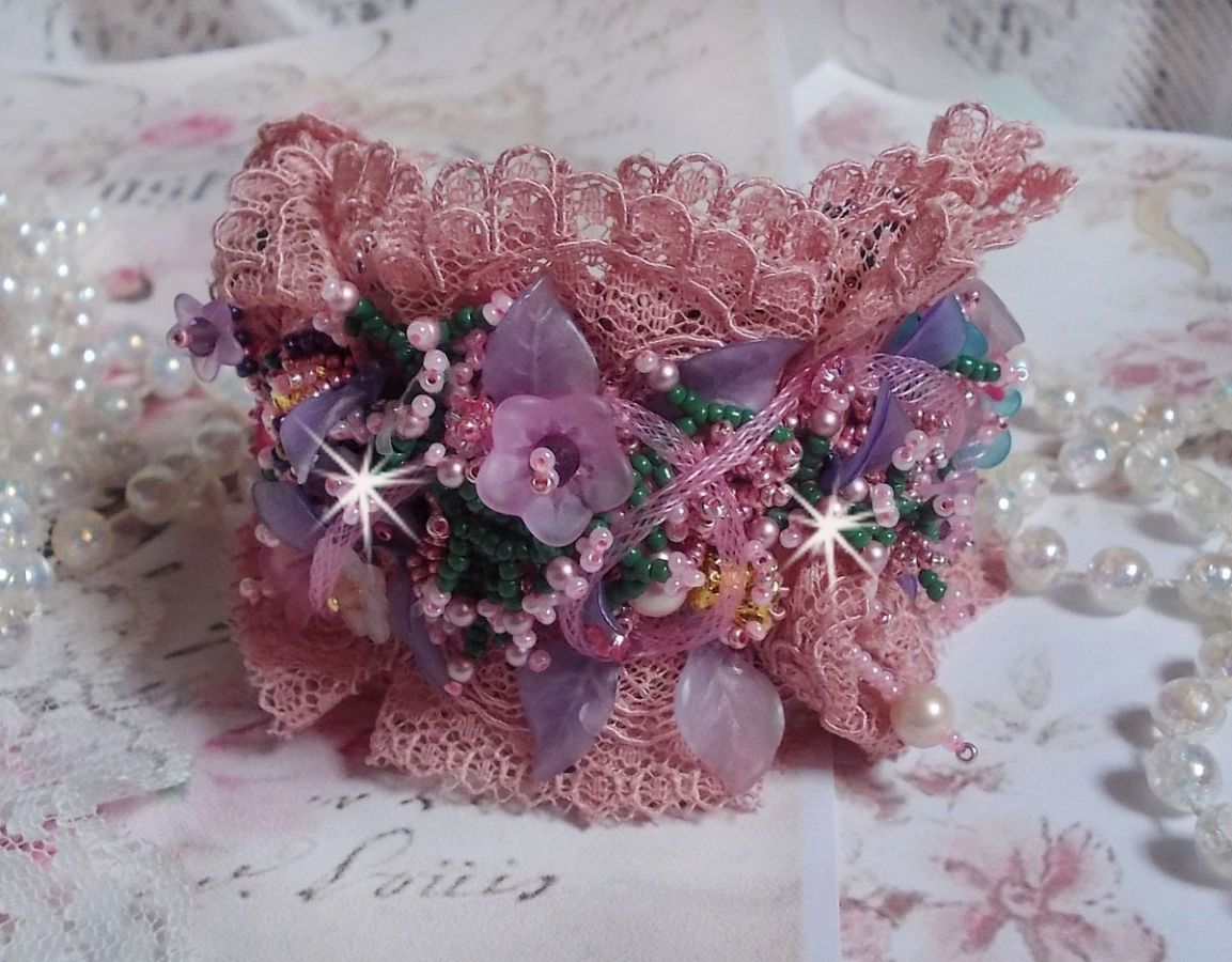 Jardin Poétique mansjettarmbånd brodert med Old Rose Antique blonder, Swarovski-krystaller, 18 og 24 karat gullbelagt tilbehør, perlemor, perler og frø perler