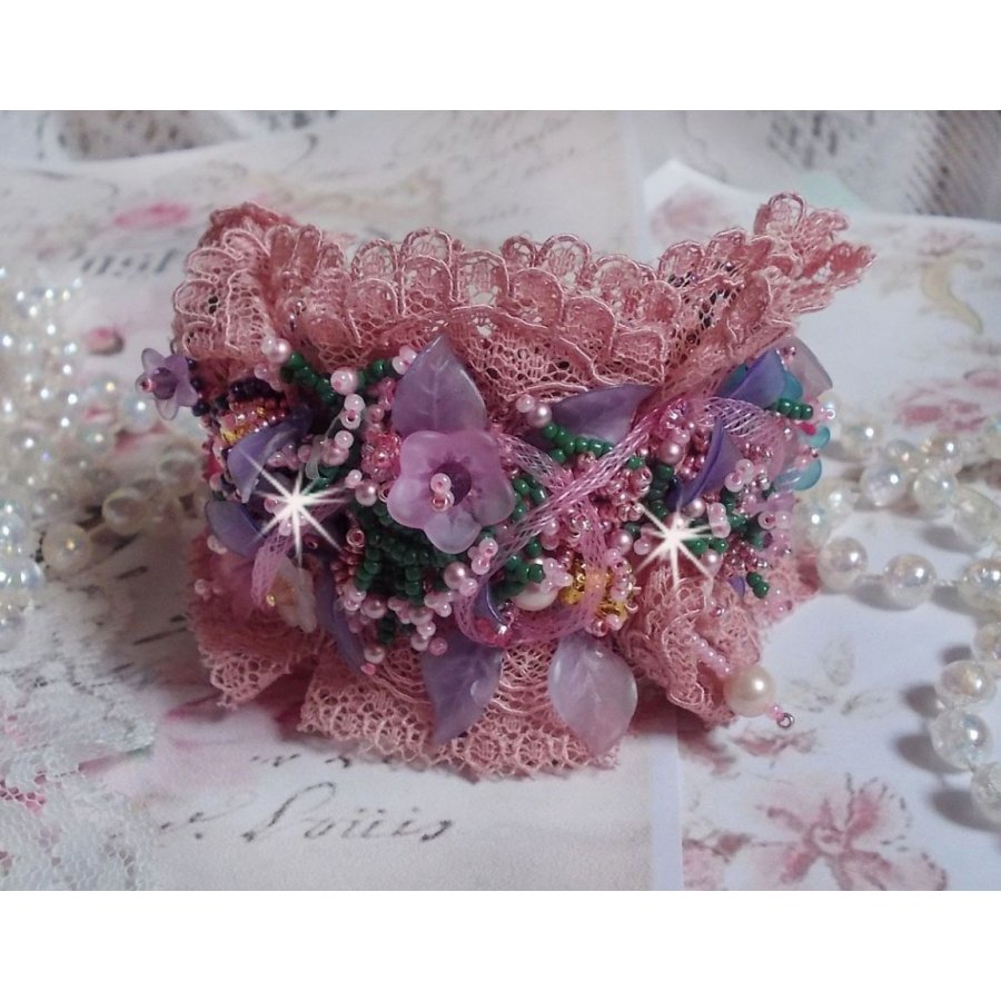 Jardin Poétique mansjettarmbånd brodert med Old Rose Antique blonder, Swarovski-krystaller, 18 og 24 karat gullbelagt tilbehør, perlemor, perler og frø perler