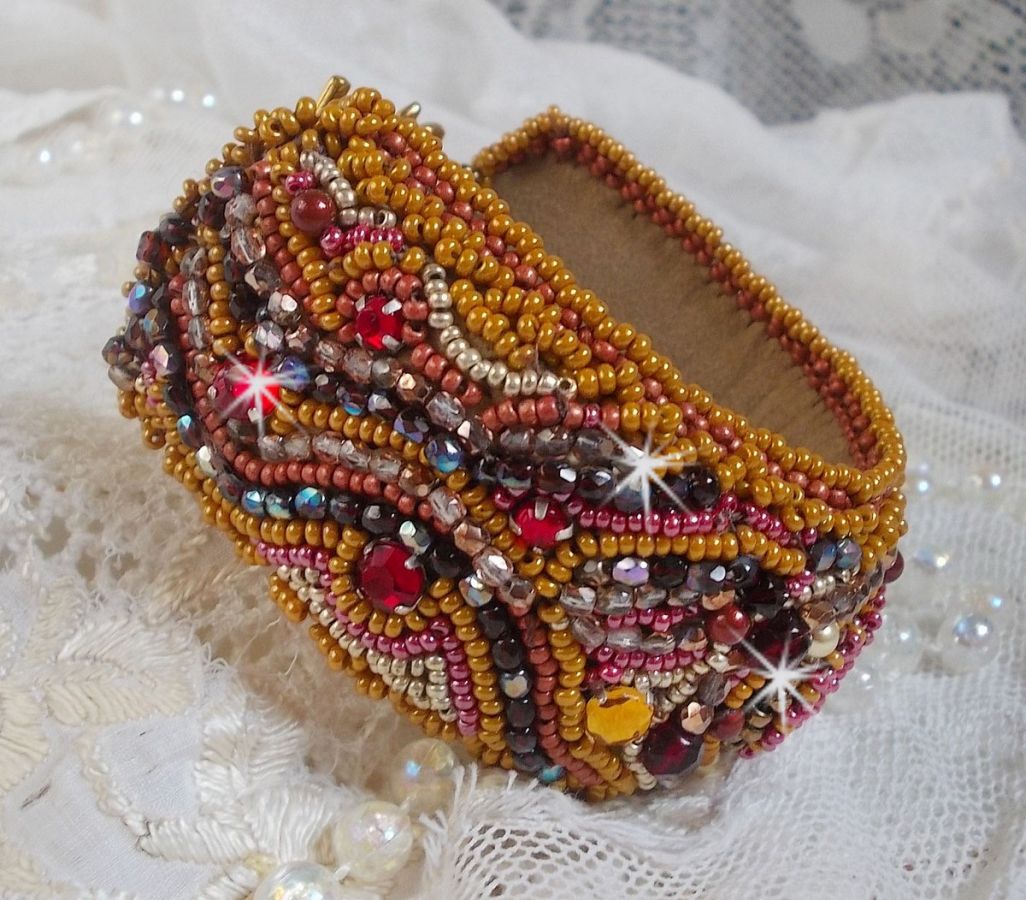 Rød jaspis mansjett armbånd brodert med en rød jaspis cabochon, Swarovski krystaller og frøperler