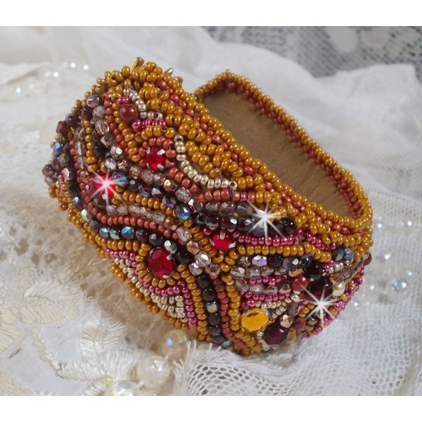 R&oslash;d jaspis mansjett armb&aring;nd brodert med en r&oslash;d jaspis cabochon, Swarovski krystaller og fr&oslash;perler