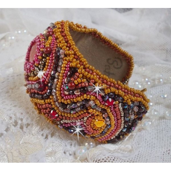 R&oslash;d jaspis mansjett armb&aring;nd brodert med en r&oslash;d jaspis cabochon, Swarovski krystaller og fr&oslash;perler